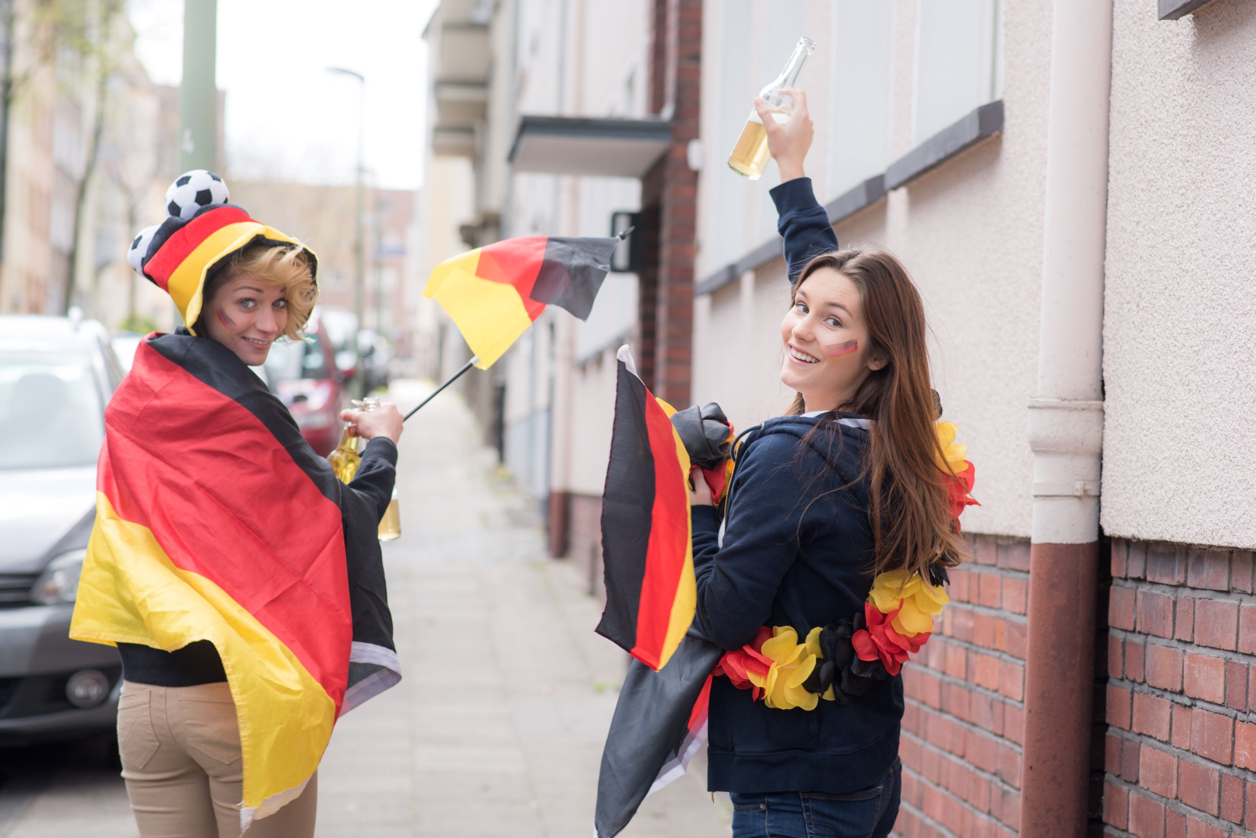 Weibliche Fußballfans auf der Straße