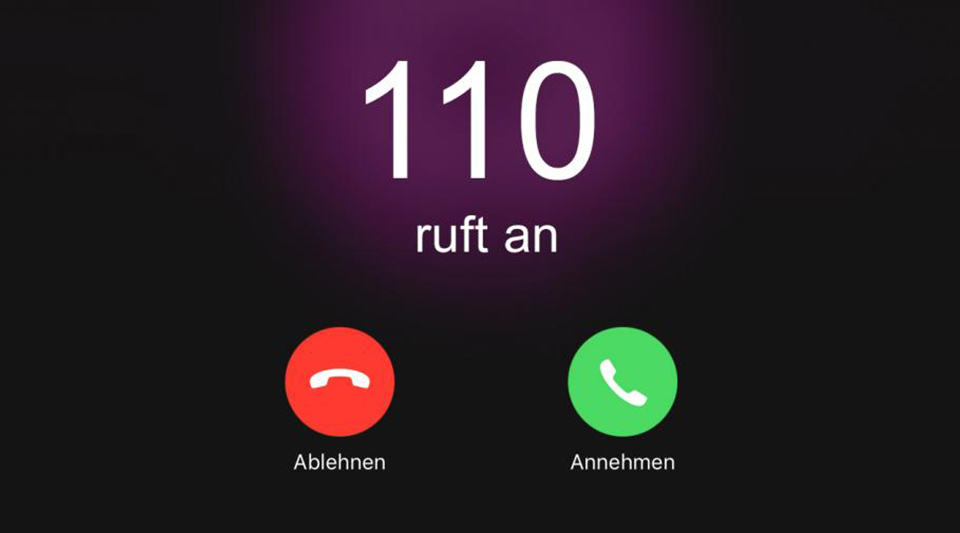 Ein Bild mit schwarzem Hintergrund, darauf steht: 110 ruft an. Darunter ist ein Symbol zum Anruf annehmen sowie zum Anruf ablehnen abgebildet. 