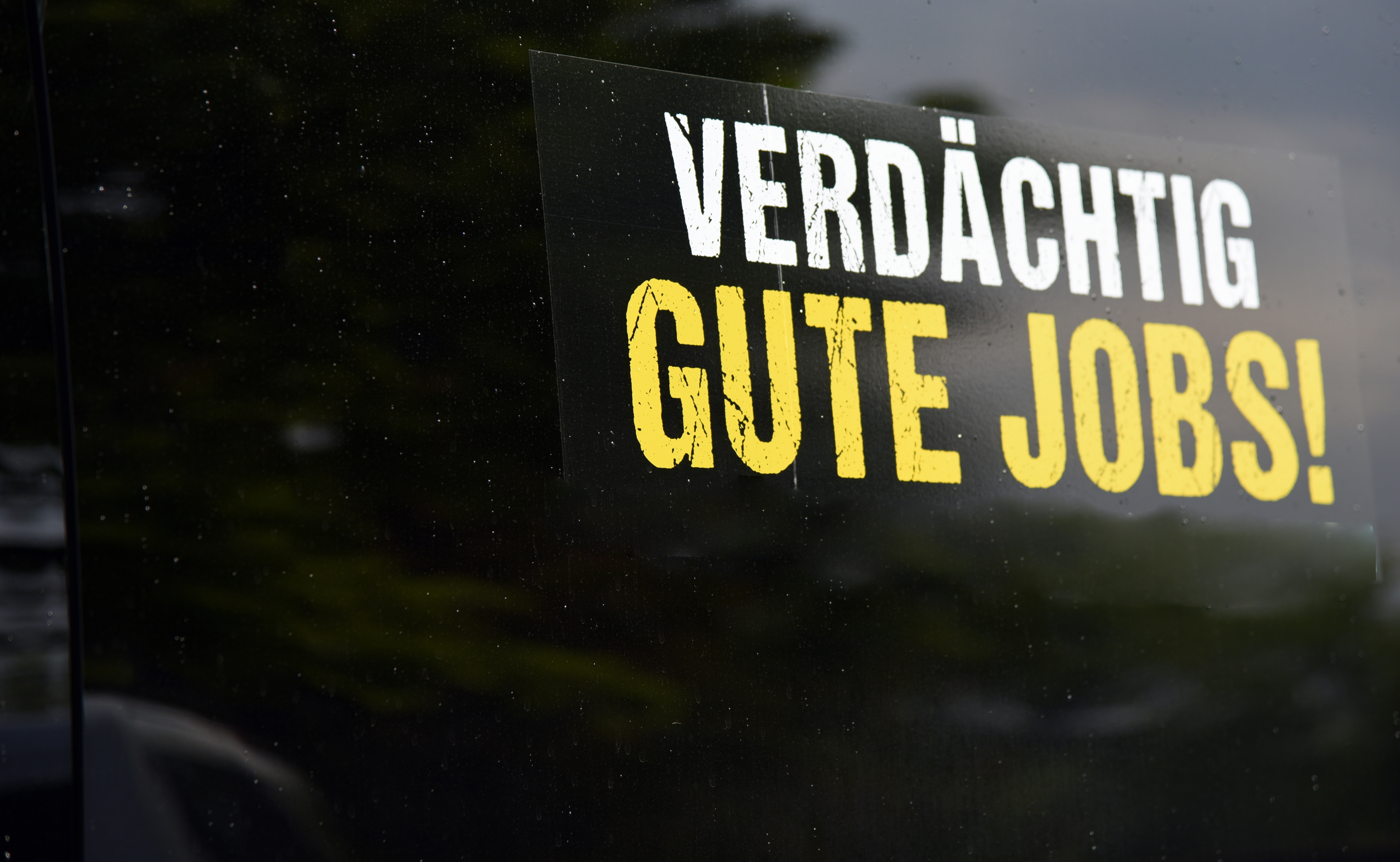 Der Schriftzug "Verdächtig gute Jobs!" auf schwarzen Grund. 