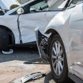 Damit es nicht kracht: Vorfahrtsfehler vermeiden. Das Bild zeigt zwei Autos, ein weißer Pkw ist in einen anderen weißen Wagen gefahren, der von rechts kam.