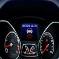 Der Bordcomputer eines Autos zeigt den Schriftzug "Abstand halten". Im Straßenverkehr immer ausreichend Abstand zum vorausfahrenden Fahrzeug halten. Das verhindert Unfälle. 