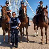 gemeinsam mit der "Garde républicaine" vor dem Riesenrad in Saint-Jean-de-Monts