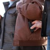 Einem Mann wird aus der Jackentasche eine Geldbörse gestohlen.