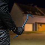 Einbrecher mit Brechstange