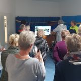 Seniorinnen und Senioren haben sich über das sichere Fahren mit dem Pedelec informiert.