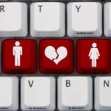 Falsche Liebesversprechen im Internet: Betrüger versuchen es über diese Masche.