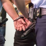 Gegen einen 34-Jährigen, der in Rheine beim Diebstahl auf frischer Tat ertappt wurde, lag ein Haftbefehl vor.