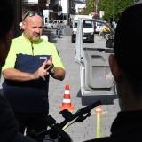 Verkehrssicherheitsberater Andreas Kröger erklärt in der Innenstadt von Rheine, wie man Dooring-Unfälle vermeiden kann. 