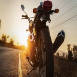 Motorrad vor untergehender Sonne