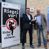 Klaus Kattenbeck übergibt die Plakette an Ludger Hellkuhl vom Wohnungsverein Rheine