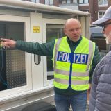 Polizist Ralf Groothus von der Kriminalprävention im Gespräch mit Meinolf Jäger. Der Grevener Bürger hat die Fenster an seinem Haus einbruchsicher gemacht.