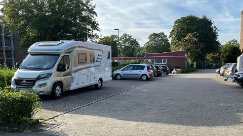 An einer Schule in Rheine parkt ein Wohnmobil quer über den Parkbuchten des Schulparkplatzes. Gleich fünf Parkplätze wurden so in Beschlag genommen - und fehlten für Lehrer und Eltern, die morgens zur Schule kamen.