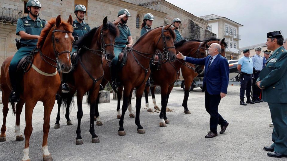 Begrüßung durch den Delegierten Javier Losada in Sarria in Begleitung eines Coronel der Guardia Civil