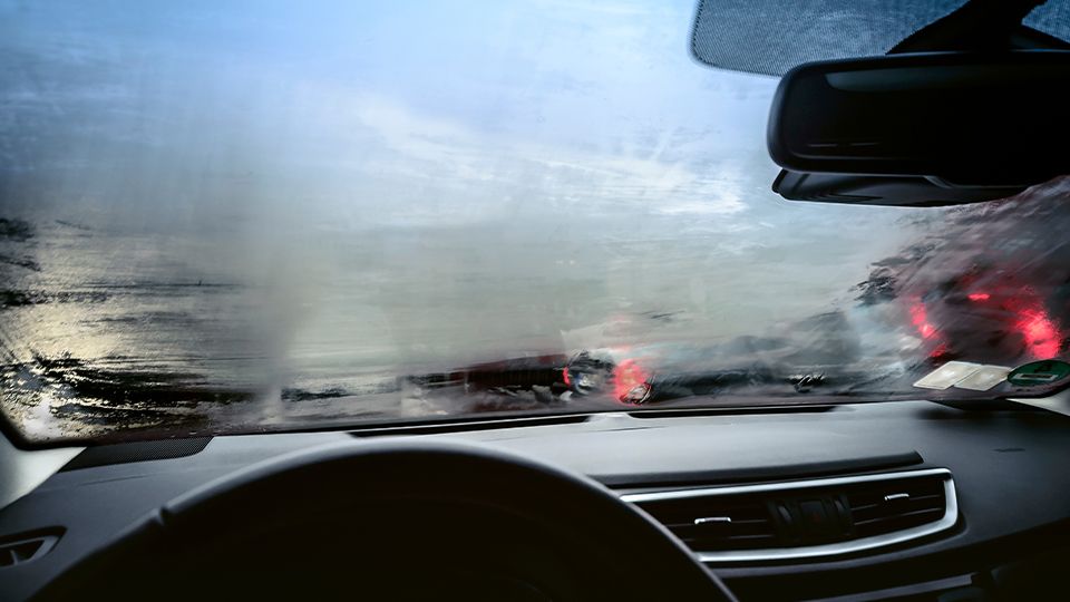 Freie Sicht im Herbst und Winter: Tipps für Autofahrer bei Schnee und Regen