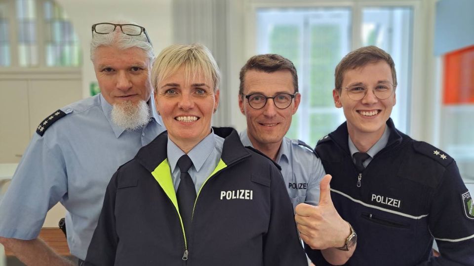 Bitte folgen - Die Bürgersprechstunde der Polizei. Heute im Studio - Der Bezirksdienst der Polizei in Person von Alexandra Schmelzer und Gereon Sötzen. Ebenfalls dabei: Pressesprecher Stefan Pusch und Yannick Matthäi