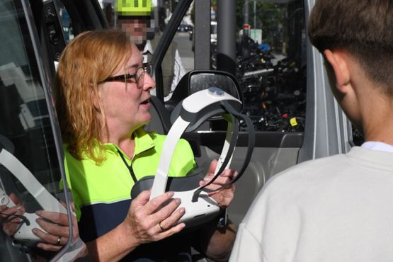 Vorführung der VR-Brille während der Aktion "sicher.mobil.leben"