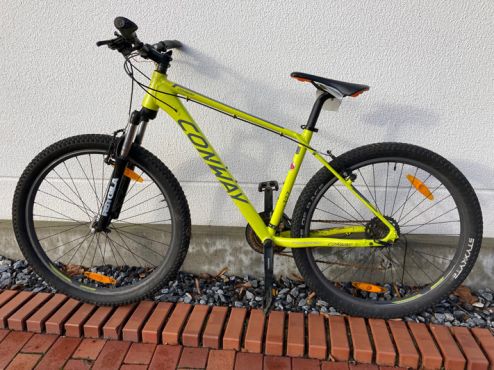 Ein Jugend-Mountainbike lehnt an einer Wand. 