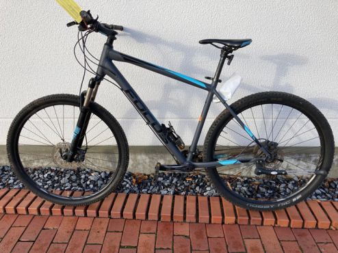 Ein Jugend-Mountainbike lehnt an einer Wand. 