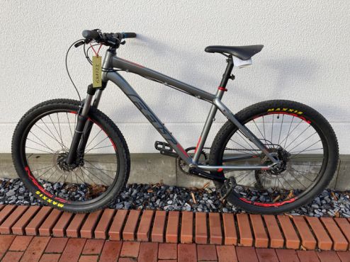Ein Jugend-Mountainbike lehnt an einer Wand. 