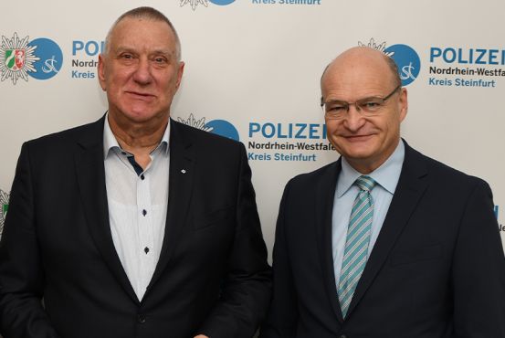 Jürgen Roscher (Weisser Ring) mit dem Landrat Dr. Martin Sommer