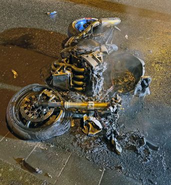 Nahezu ausgebranntes Motorrad in Frechen