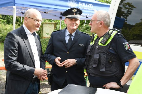 Landrat Dr. Martin Sommer sowie Andreas Glünz und Peter Gehrmann-Beutenmüller von der Direktion Verkehr der Kreispolizeibehörde Steinfurt im Gespräch