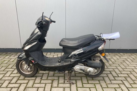 Ein schwarzer Roller der Marke Nova Motors.