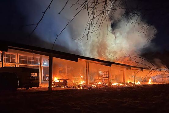 Brand einer Lagerhalle mit verschiedenen Fahrzeugen