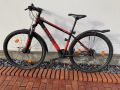 Ein Jugend-Mountainbike lehnt an einer Wand. 