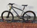 Ein Jugend-Mountainbike lehnt an einer Wand. 