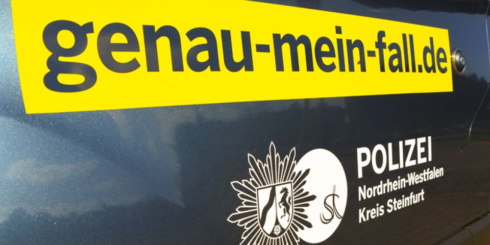 Auf einem Polizeiauto steht die Aufschrift: Genau mein Fall, Polizei, Nordrhein-Westfalen, Kreis Steinfurt.