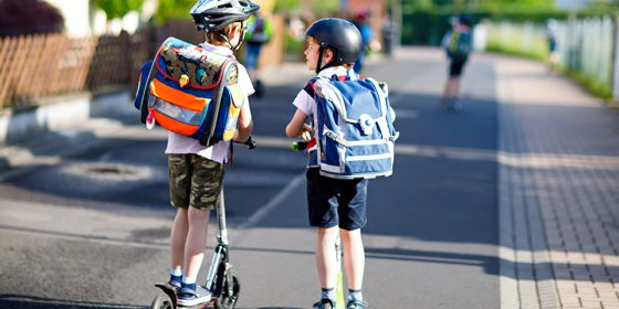 Ob mit dem Roller, zu Fuß oder mit dem Rad: Eltern sollten den Schulweg mit ihren Kindern einüben. 