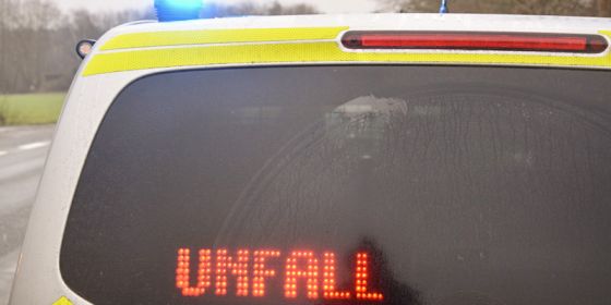 Polizeiwagen mit Blaulicht und Schriftzug "Unfall" im Heckfenster eingeblendet