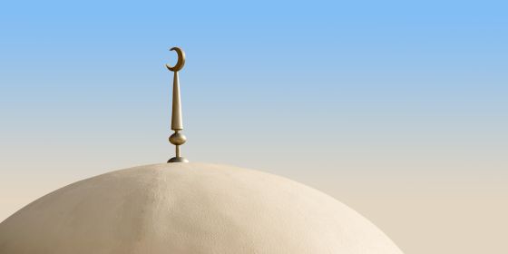Die Kuppel einer Moschee mit einem Halbmond, dieser ist ein wichtiges Emblem des Islam.